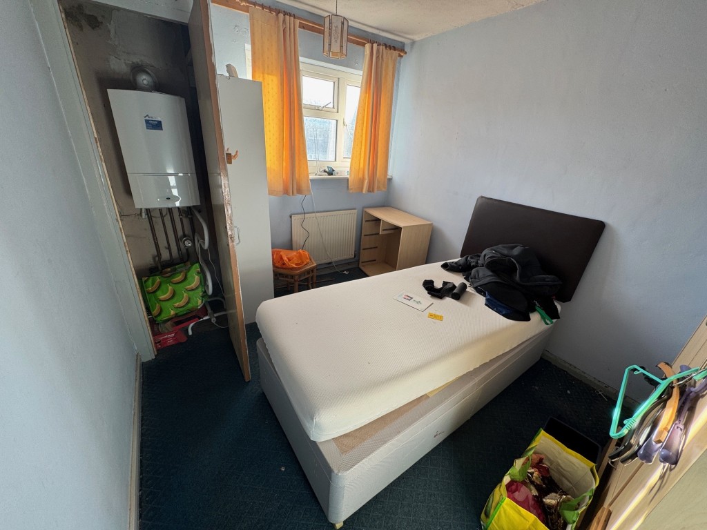 Lot: 158 - TWO-BEDROOM TERRACE HOUSE IN CITY LOCATION - Bedroom 2